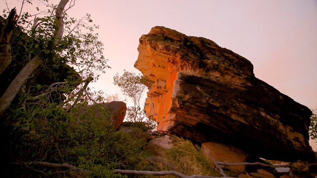 Ubirr qui includes un coucher de soleil