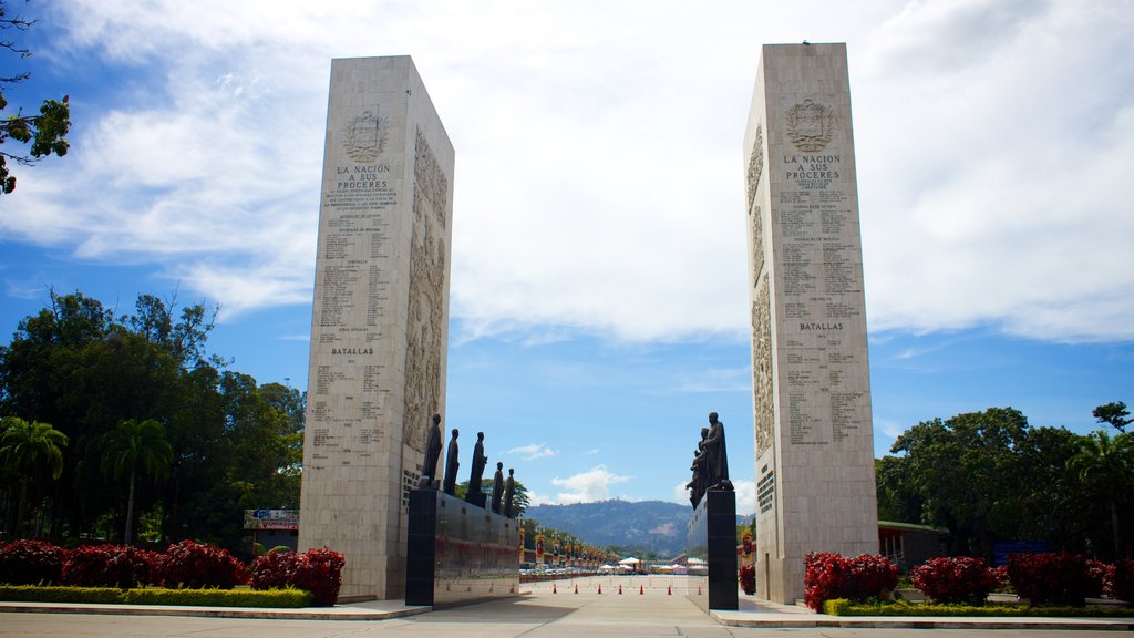 Sierra del Norte ofreciendo un monumento conmemorativo y un monumento