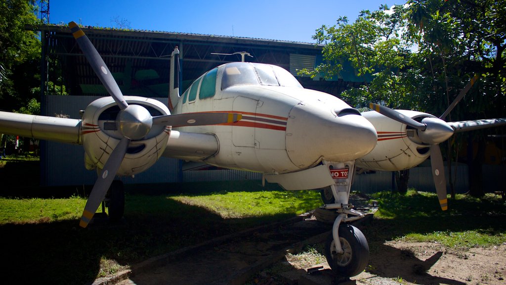 Museo del transporte Guillermo Jose Schael ofreciendo avión