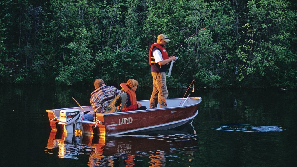 Territorios del Noroeste que incluye botes, pesca y un río o arroyo