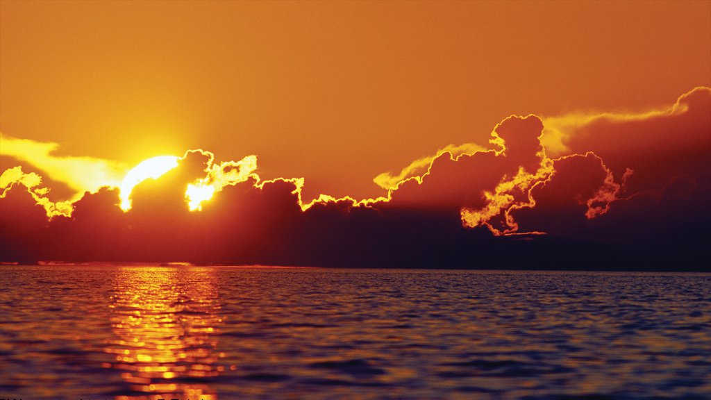 Territórios do Noroeste mostrando um pôr do sol e paisagens litorâneas