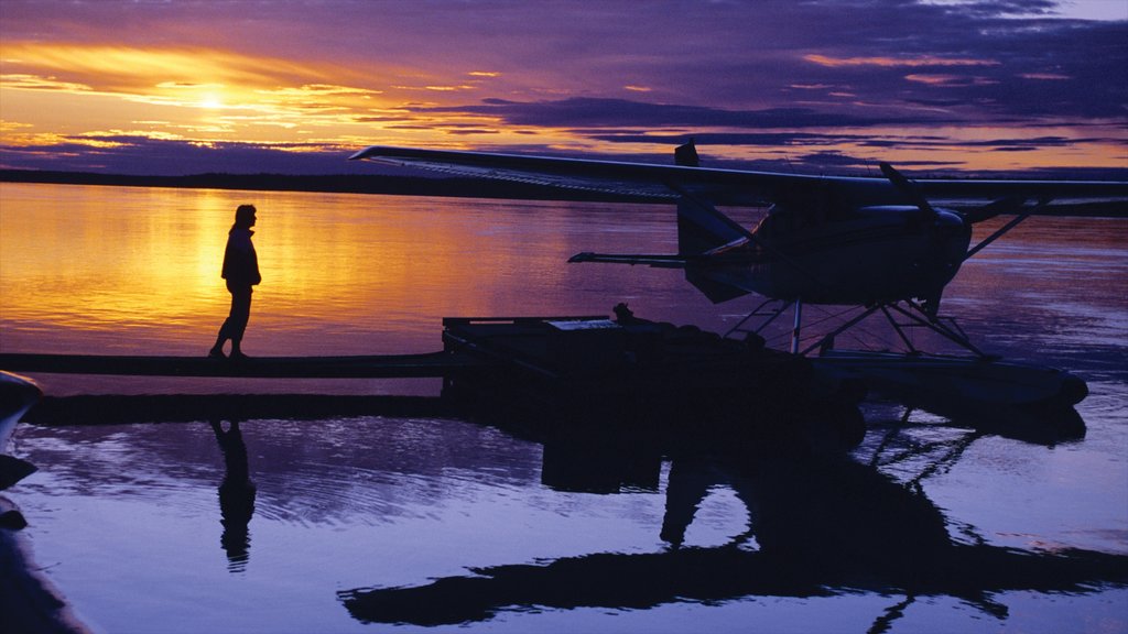 Territoires du Nord-Ouest qui includes un coucher de soleil et aéronef