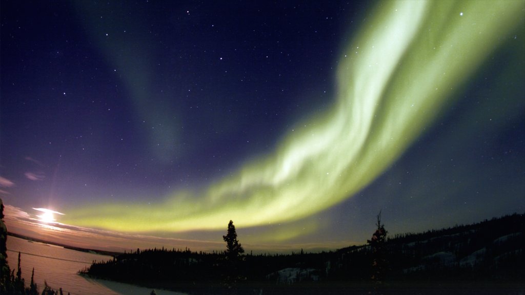 Territorios del Noroeste mostrando escenas nocturnas y auroras boreales