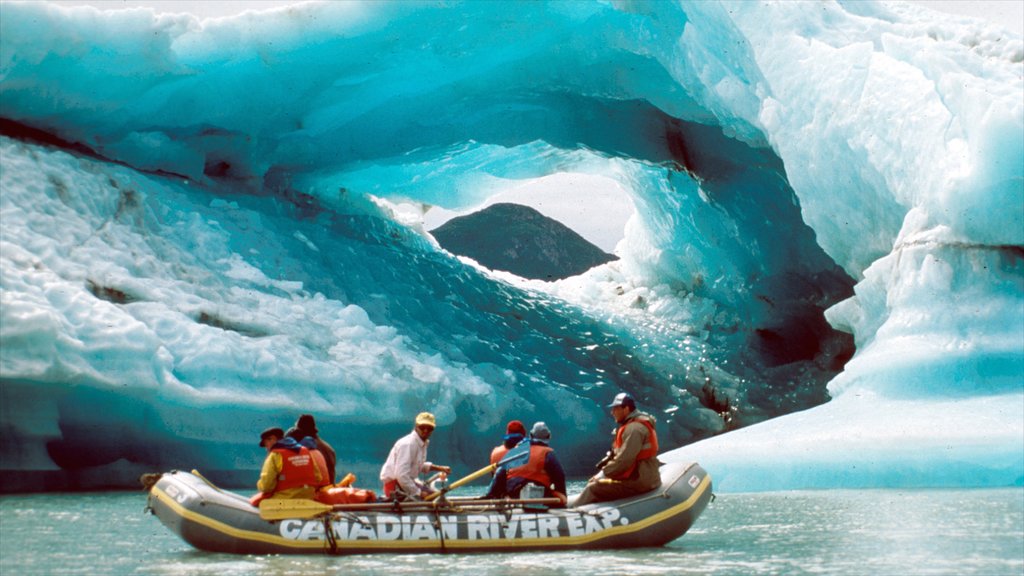 Yukón mostrando kayak o canoa y nieve y también un pequeño grupo de personas