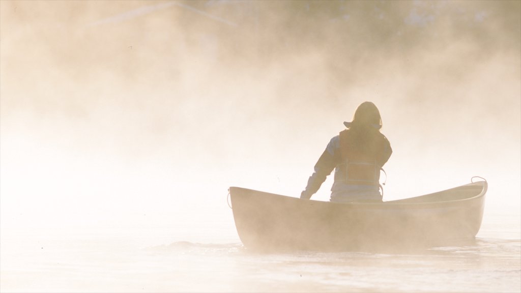 Yukón mostrando kayak o canoa y neblina o niebla