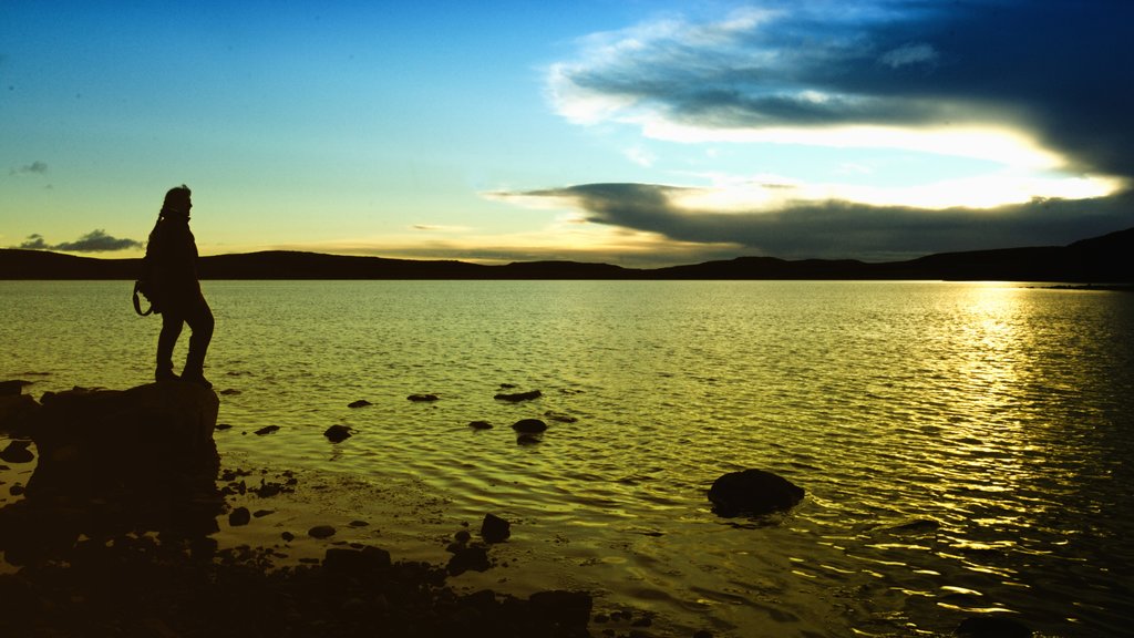 Nunavut que incluye vista general a la costa y un atardecer