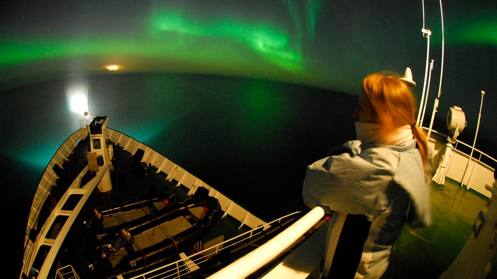 Nunavut que incluye paseos en lancha, auroras boreales y escenas nocturnas