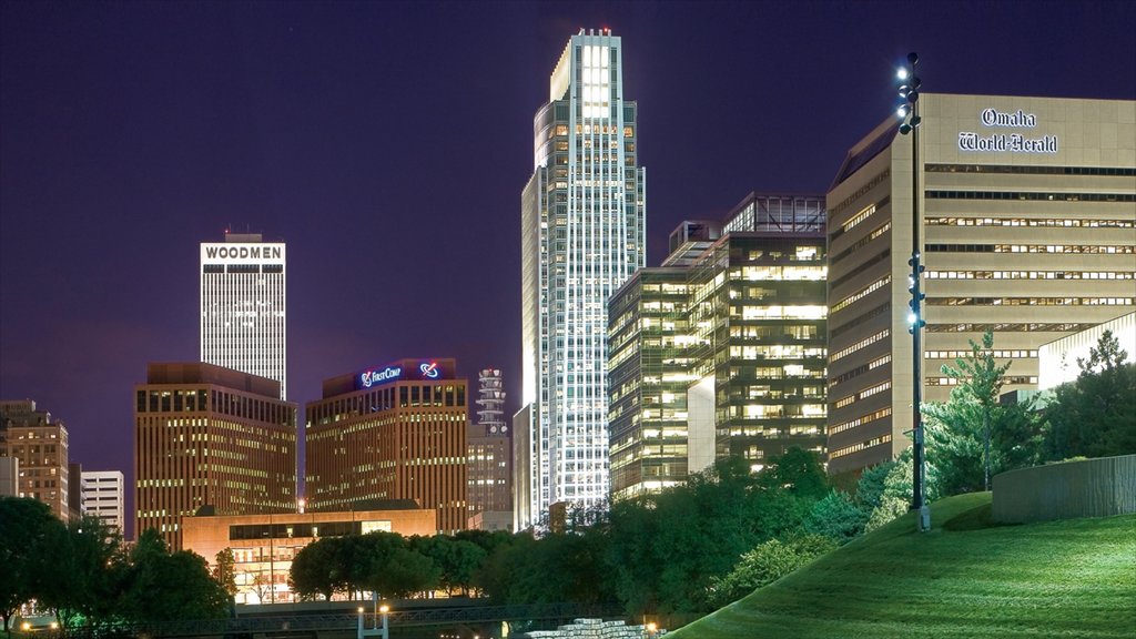 Centro de Omaha que incluye escenas de noche, un edificio alto y arquitectura moderna