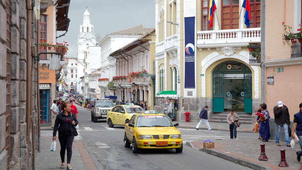 Quito fasiliteter samt historisk arkitektur og gatescener