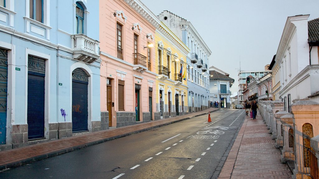 Quito som omfatter gadeliv, historiske bygningsværker og en lille by eller en landsby