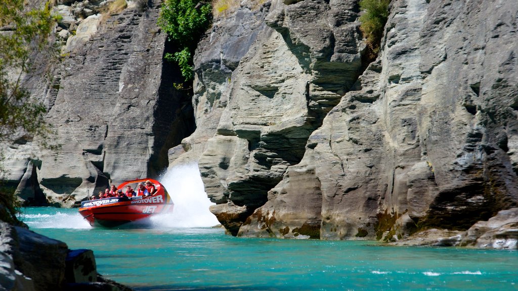 Ile du Sud montrant une rivière ou un ruisseau, une gorge ou un canyon et bateau