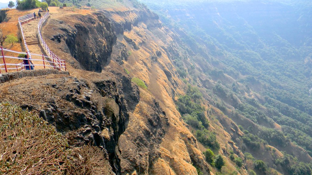 Mahabaleshwar montrant montagnes