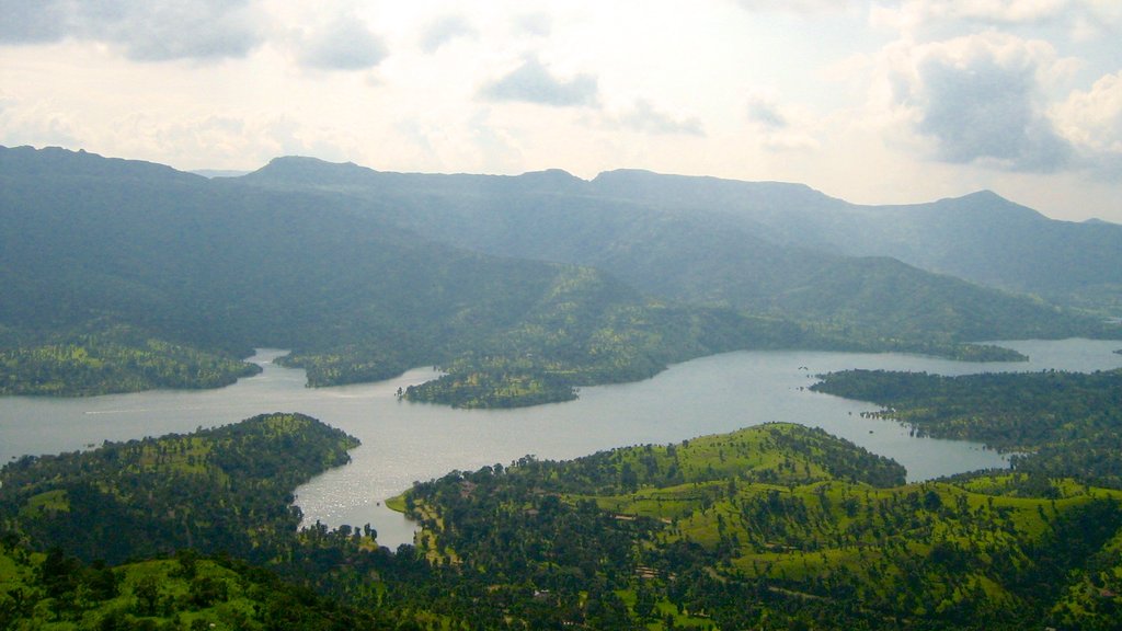 Mahabaleshwar som omfatter en sø eller et vandhul og skove