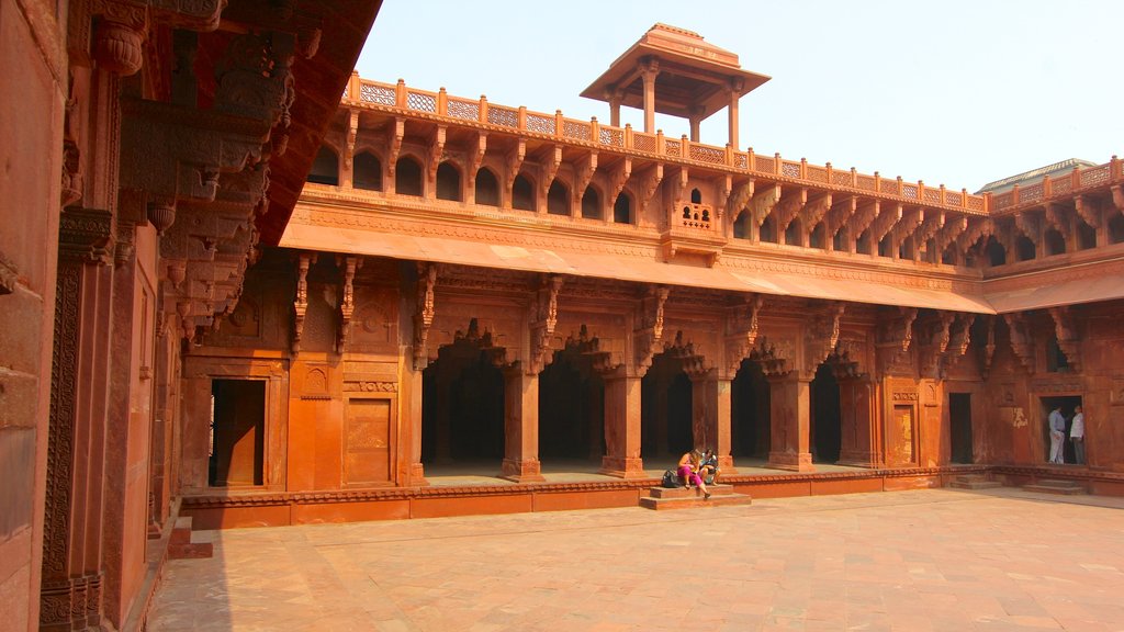 Fortaleza de Agra ofreciendo patrimonio de arquitectura