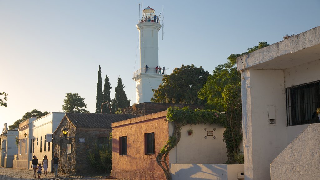 Mercusuar Colonia del Sacramento menampilkan matahari terbenam, mercusuar dan arsitektur kuno