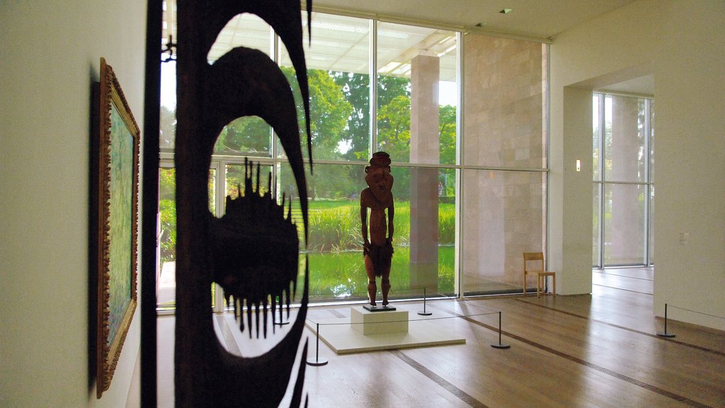 Fondation Beyeler bevat interieur, kunst en een standbeeld of beeldhouwwerk