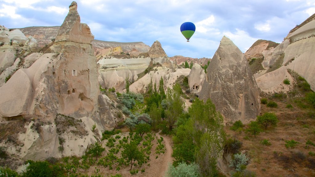 Vallée rose qui includes montgolfière