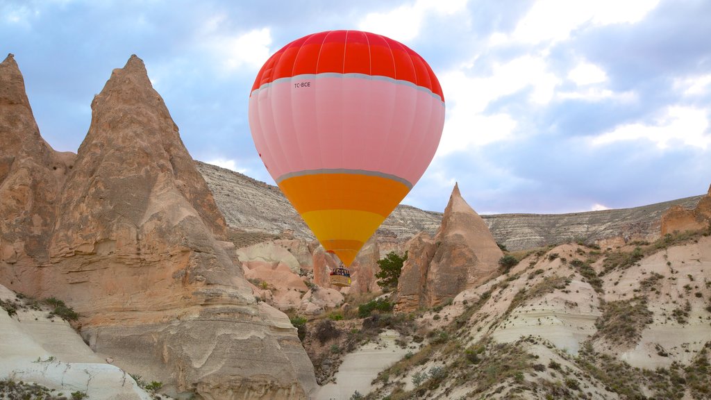 Rosendalen som omfatter bjerge, varmtluftsballon og en kløft eller slugt