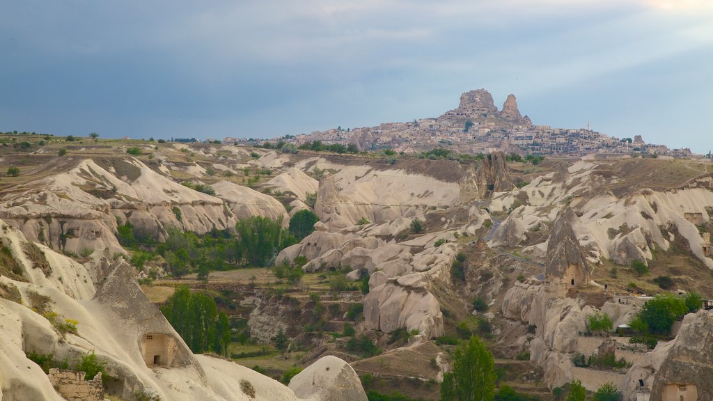 Castillo de Uchisar que incluye un barranco o cañón