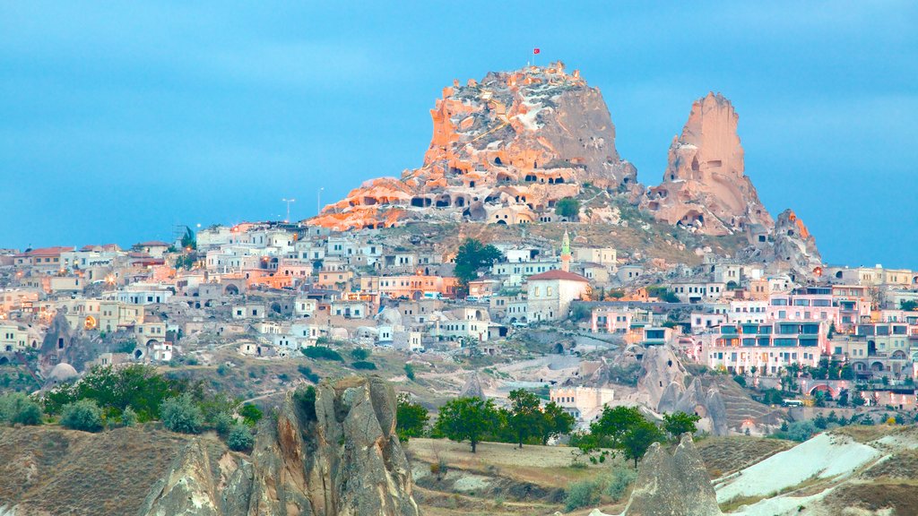 Castillo de Uchisar mostrando una ciudad y patrimonio de arquitectura