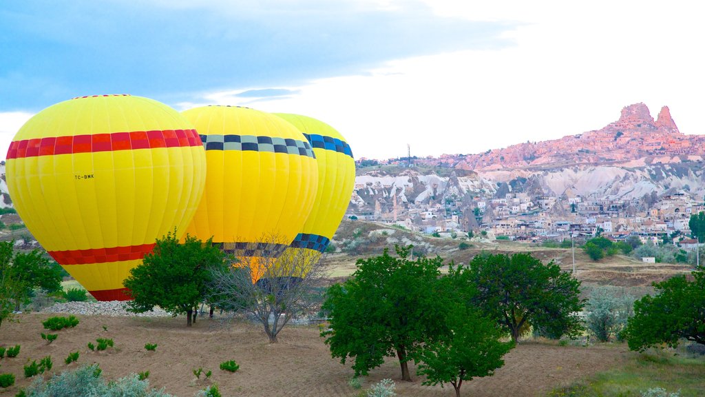 Castillo de Uchisar mostrando vuelo en globo