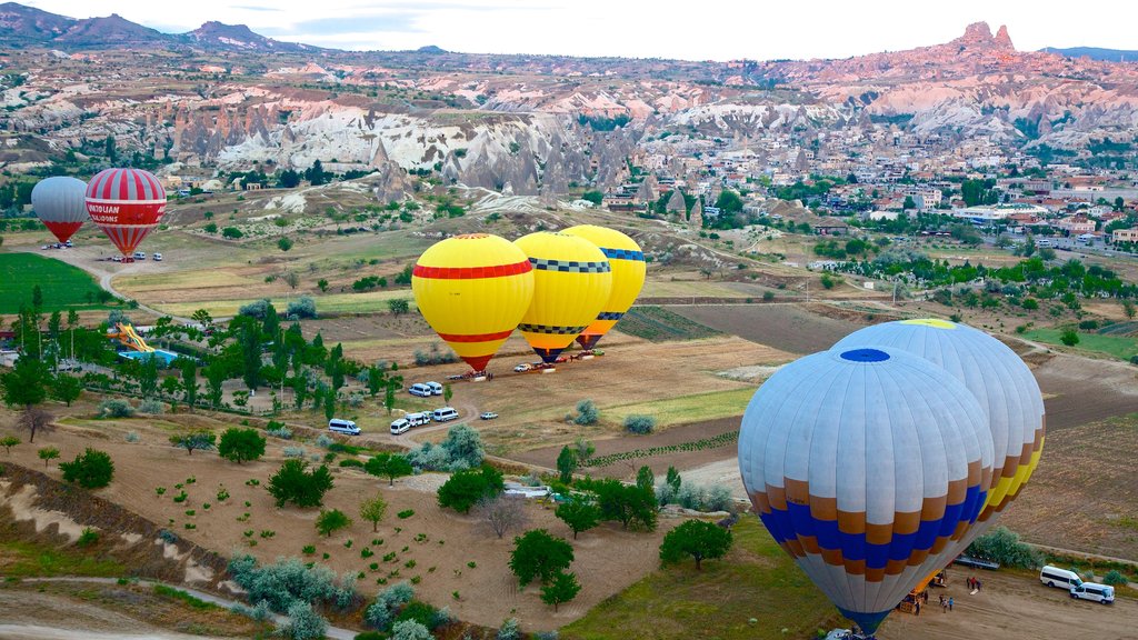 Uchisar slot og byder på varmtluftsballon