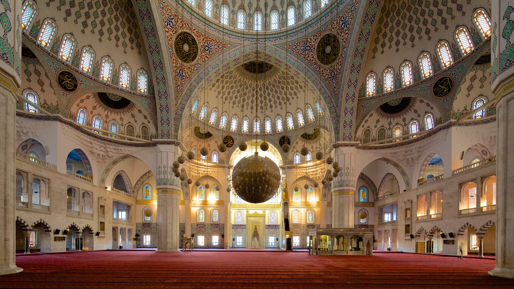 Moschea di Kocatepe che include moschea, elementi religiosi e architettura d\'epoca