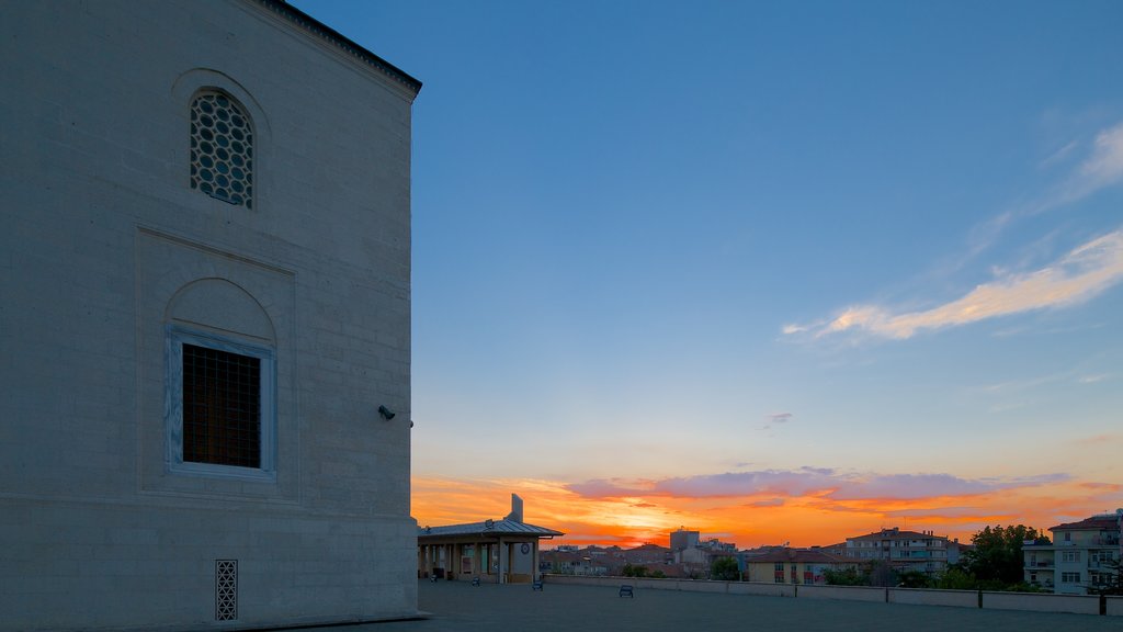 Mesquita Kocatepe que inclui um pôr do sol, uma mesquita e elementos religiosos