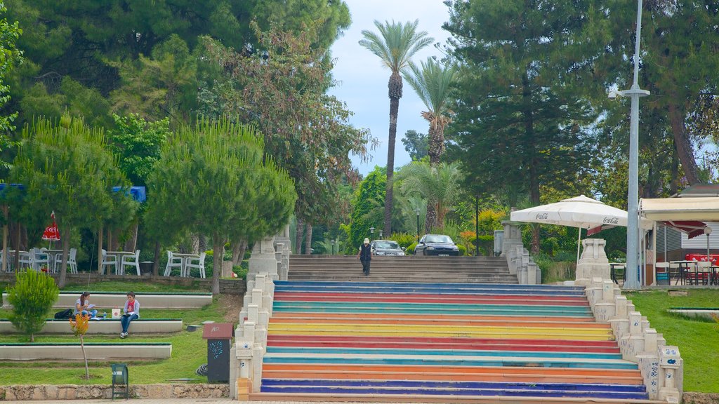 Karaalioglu Park que inclui cenas tropicais e um jardim