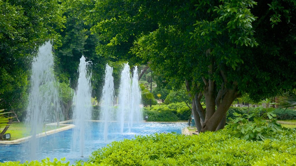 Parque Karaalioglu que incluye una fuente y un jardín