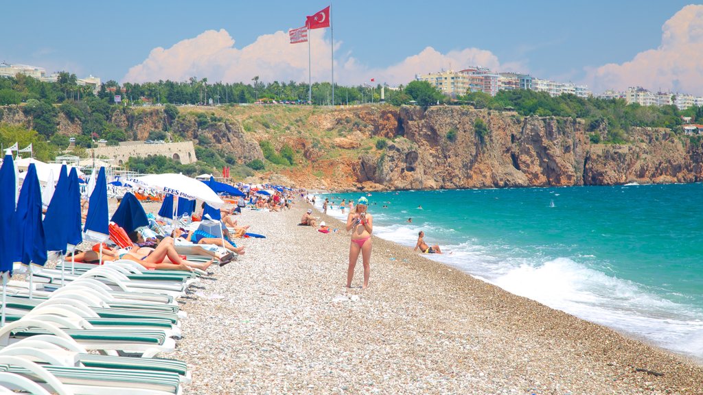 Parco della spiaggia Konyaalti che include spiaggia di ciottoli