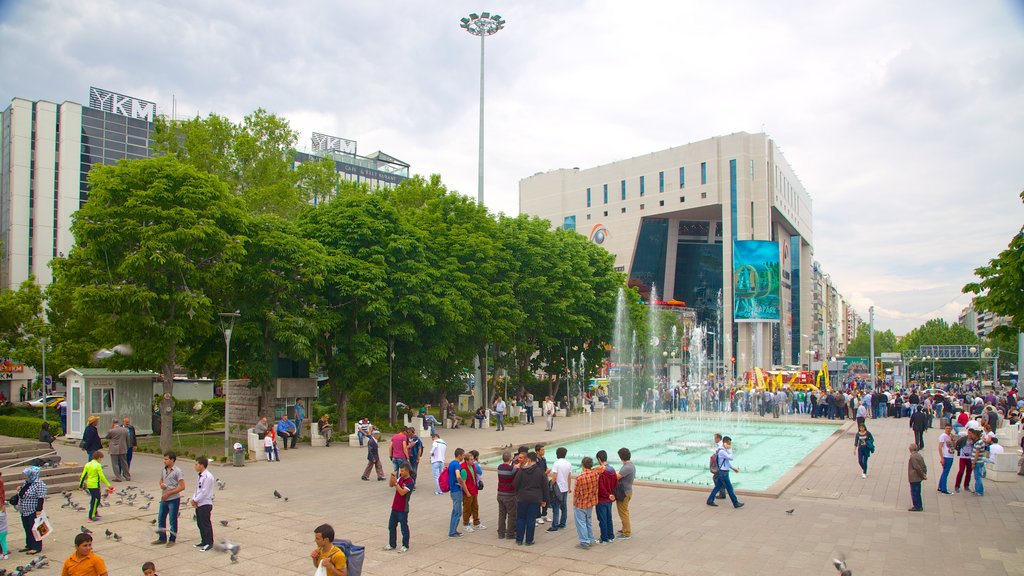 Place Kızılay mettant en vedette une place publique aussi bien que un grand groupe de personnes