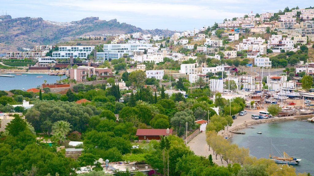 Praia de Yalıkavak mostrando uma cidade litorânea