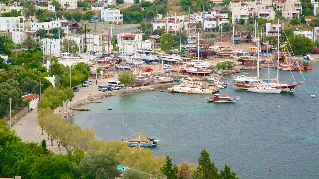 Praia de Yalıkavak mostrando uma baía ou porto e uma cidade litorânea