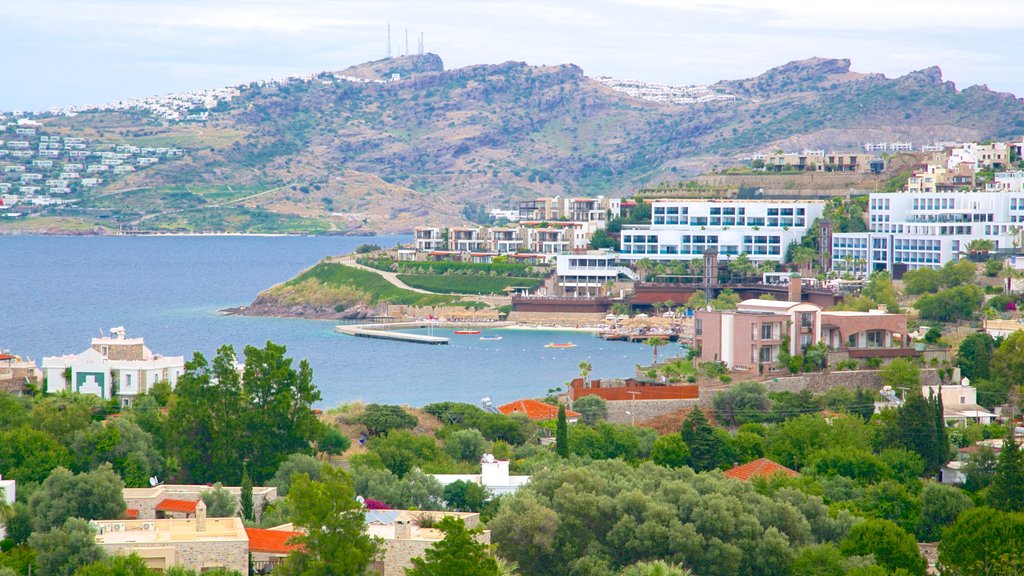 Playa de Yalikavak ofreciendo una ciudad costera