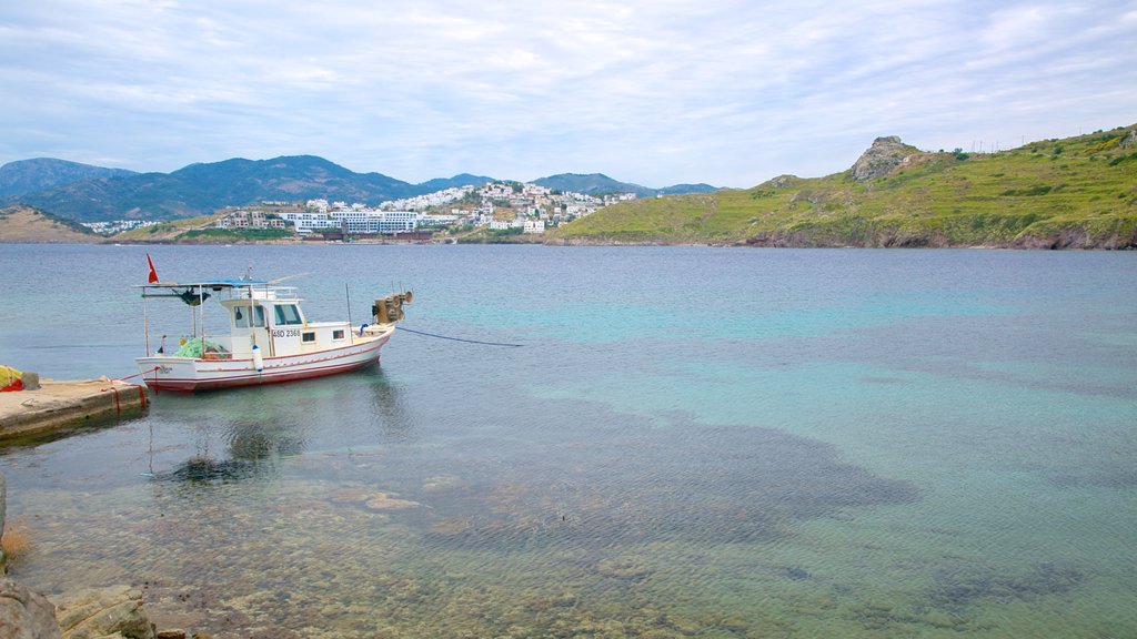 Yalikavak Beach 设有 湖泊或水池