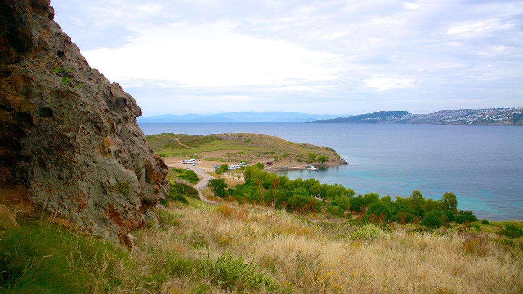 Praia de Yalıkavak que inclui paisagens litorâneas