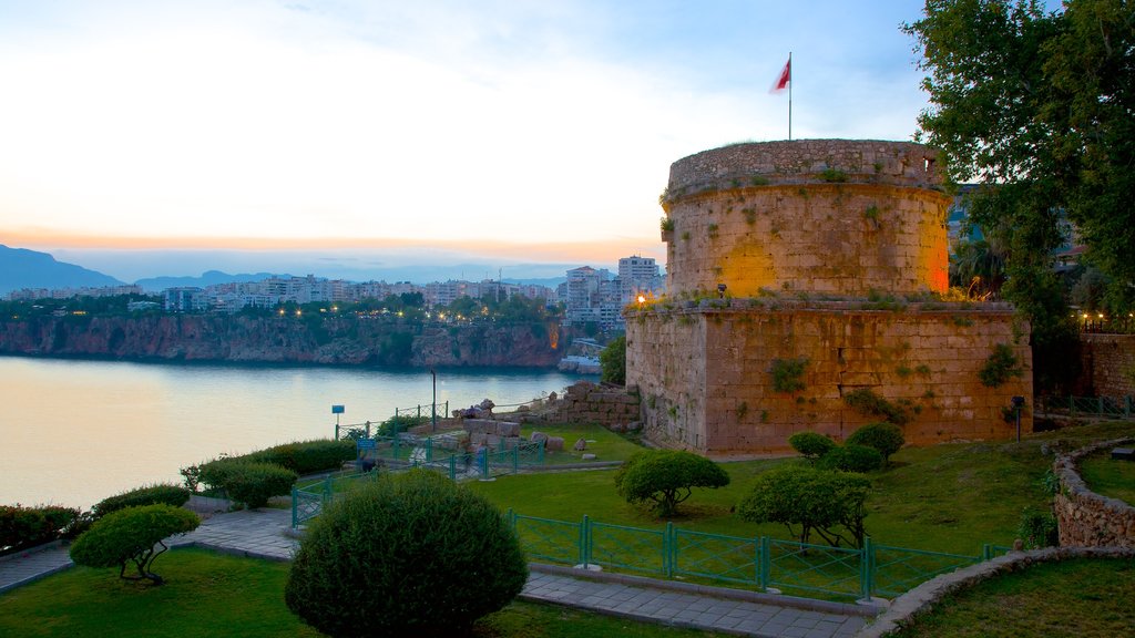 Torre Hidirilik mostrando patrimonio de arquitectura, una puesta de sol y un castillo