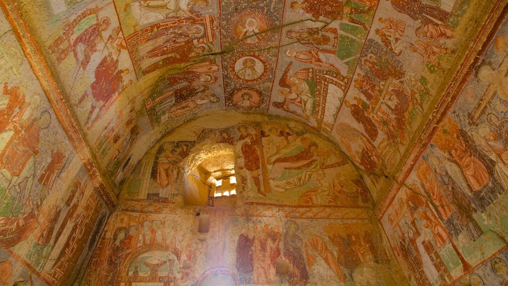 Iglesia de Cavusin ofreciendo una iglesia o catedral y elementos religiosos