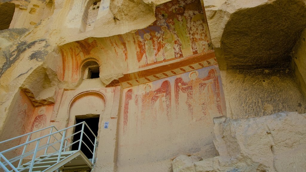 Igreja de Cavusin que inclui elementos religiosos e uma igreja ou catedral