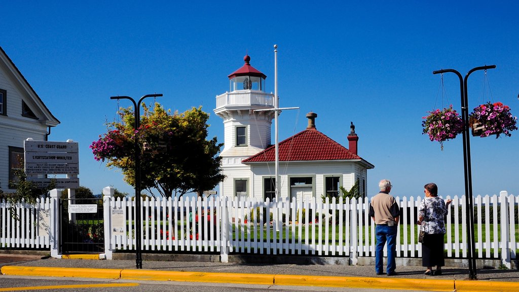 Mukilteo mostrando imágenes de calles y también una pareja