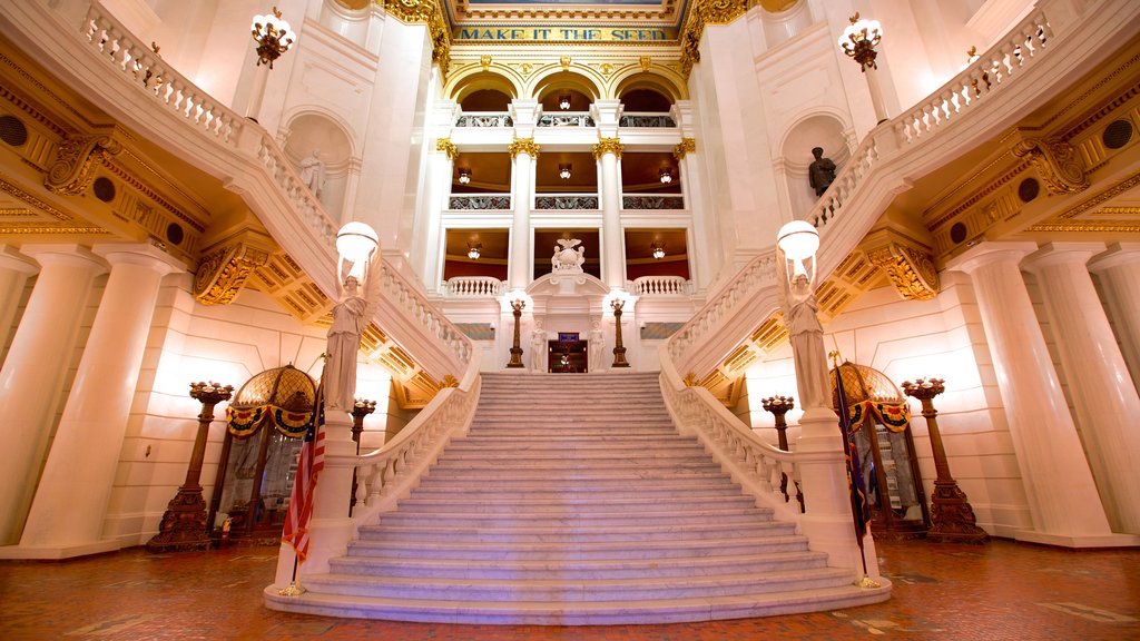 Capitólio Estadual da Pensilvânia que inclui um edifício administrativo, um pequeno castelo ou palácio e vistas internas