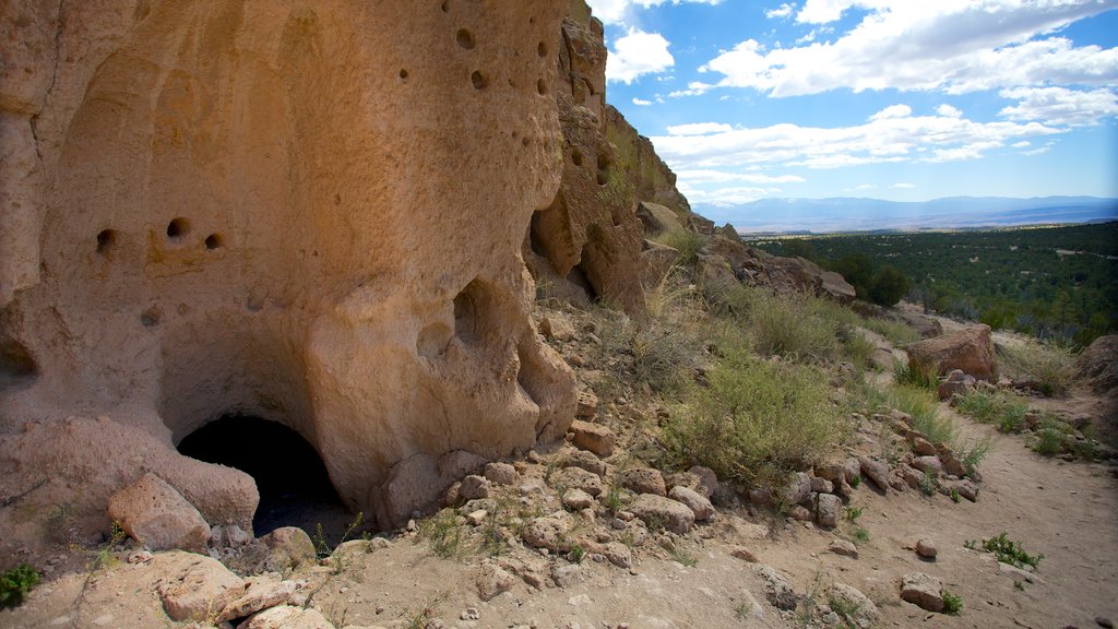 Puye Cliff Dwellings que incluye vista panorámica