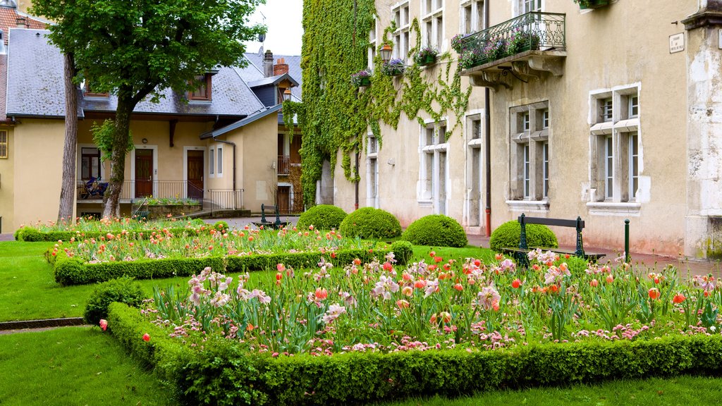 Aix-les-Bains menampilkan kebun dan bunga