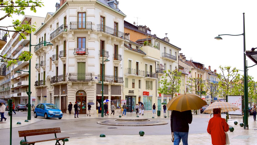 Aix-les-Bains showing a house and street scenes