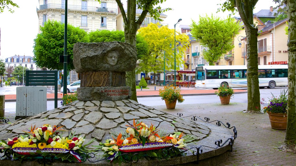 Aix-les-Bains ofreciendo flores y un monumento