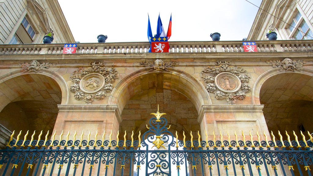 Terreaux Square featuring heritage architecture