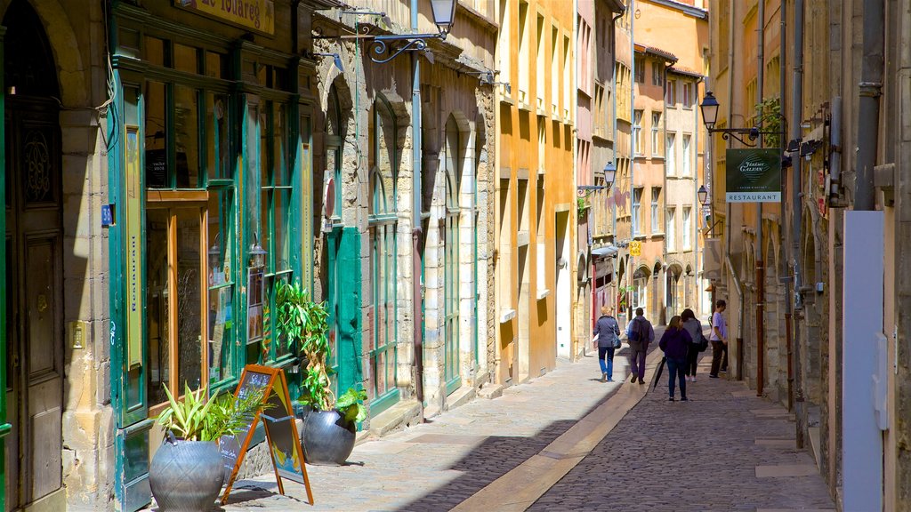 V Distrito que incluye una casa y imágenes de calles