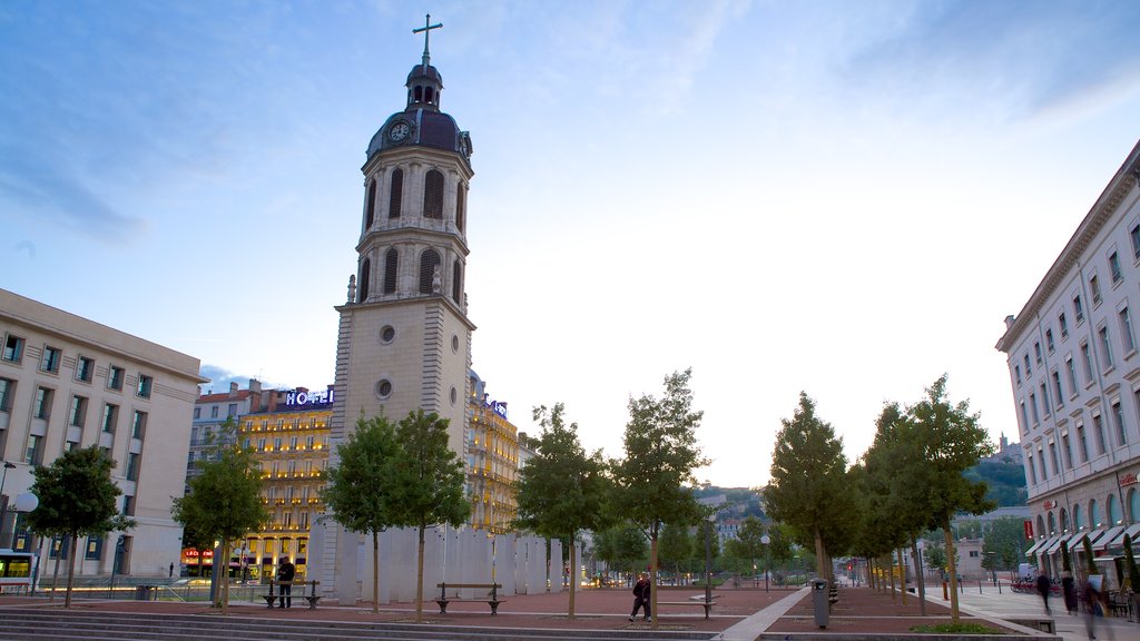 5º Arrondissement caracterizando uma igreja ou catedral, aspectos religiosos e uma praça ou plaza