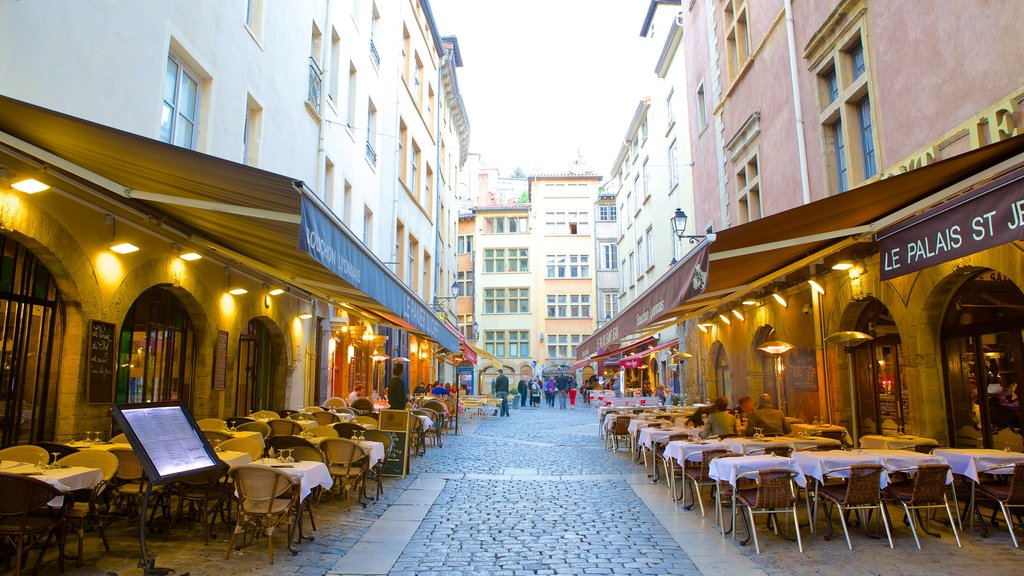 5th Arrondissement showing street scenes